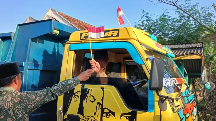 Menjelang HUT RI ke 81, Polsek Batuputih Bagikan Bendera Merah Putih