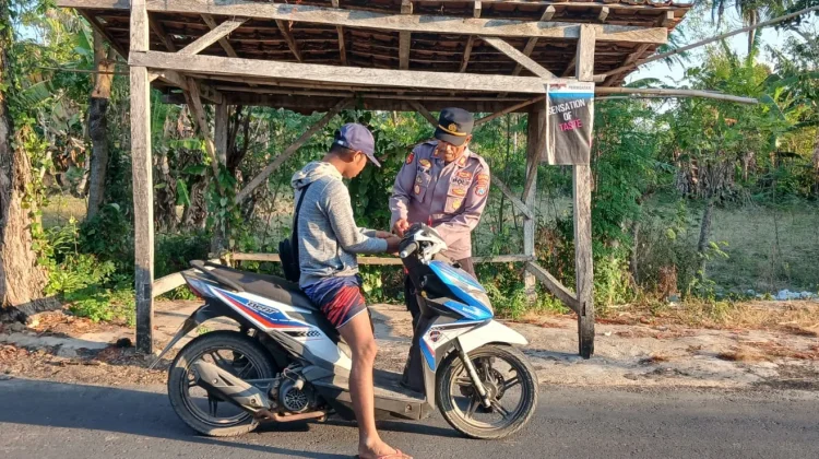 Menjelang HUT RI ke 81, Polsek Batuputih Bagikan Bendera Merah Putih