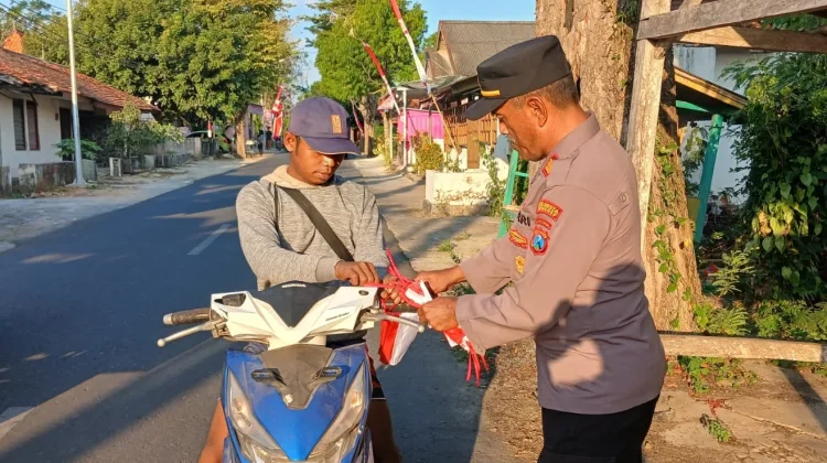 Menjelang HUT RI ke 81, Polsek Batuputih Bagikan Bendera Merah Putih
