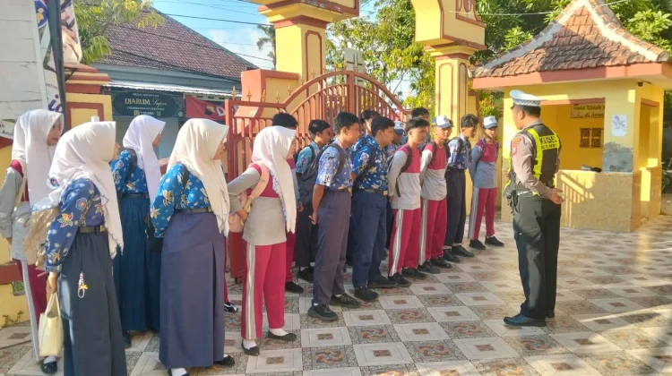 Polantas Menyapa, Sarlantas Polresta Sumenep Tegur Pengendara Tidak Pakai Helm