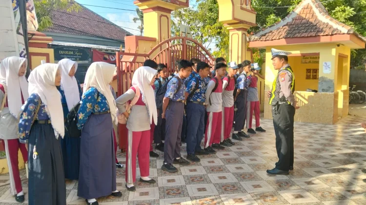 Polantas Menyapa, Sarlantas Polresta Sumenep Tegur Pengendara Tidak Pakai Helm