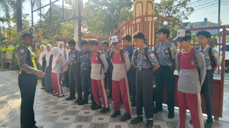 Polantas Menyapa, Sarlantas Polresta Sumenep Tegur Pengendara Tidak Pakai Helm