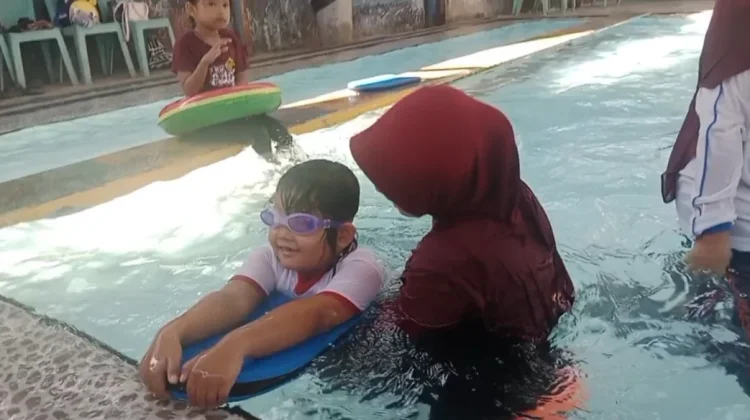 Ekstrakurikuler Berenang di PAUD, Wadah Anak Belajar Mandiri dan Percaya Diri