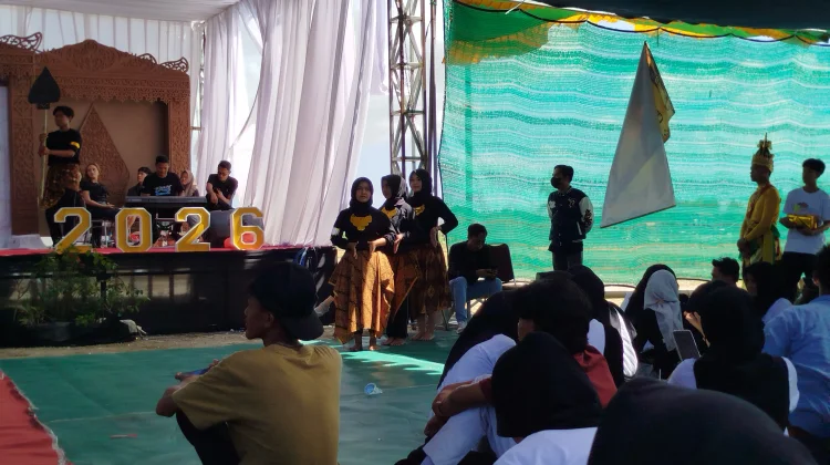 Penampilan Kreasi Mahasiswa Baru dalam PKKMB Unija