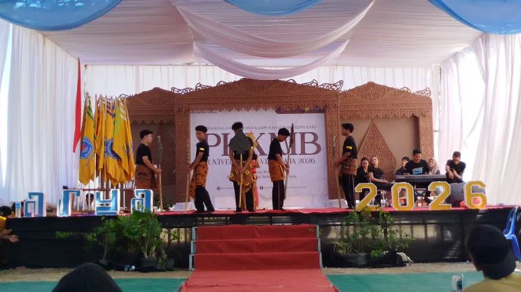 Penampilan Kreasi Mahasiswa Baru dalam PKKMB Unija