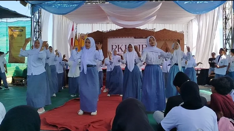 Penampilan Kreasi Mahasiswa Baru dalam PKKMB Unija