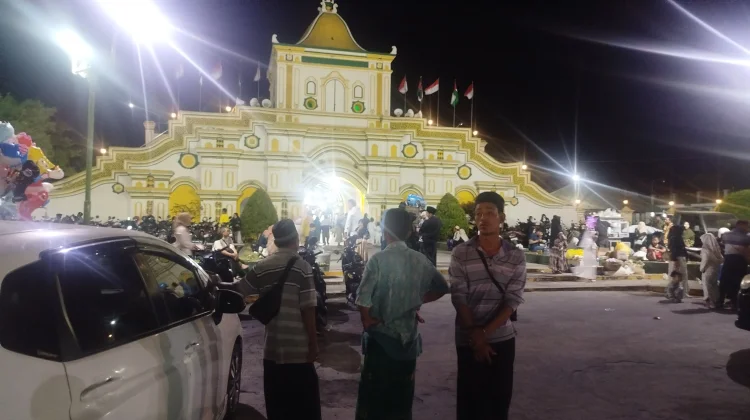 Warga Rayakan Maulid Nabi di Masjid Jamik Sumenep
