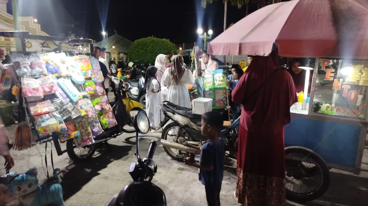 Warga Rayakan Maulid Nabi di Masjid Jamik Sumenep