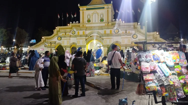 Warga Rayakan Maulid Nabi di Masjid Jamik Sumenep