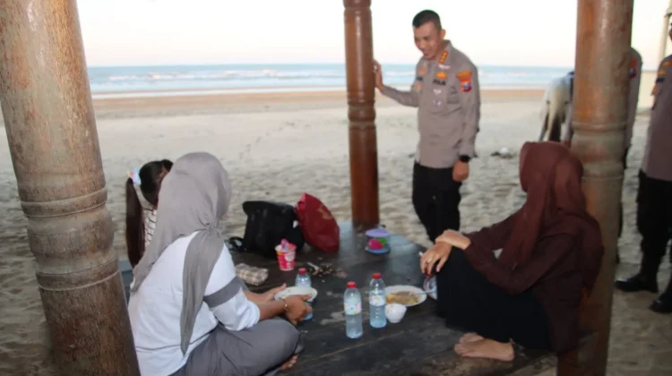 Kapolresta Sumenep Sapa Pengunjung Pantai Lombang