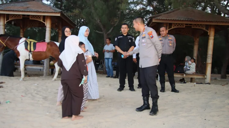 Kapolresta Sumenep Sapa Pengunjung Pantai Lombang