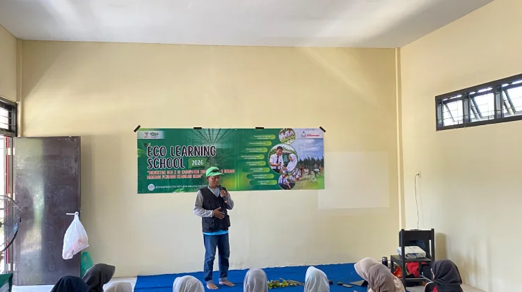 Siswa Tanam 100 Mangrove, Jaga Pesisir Saronggi