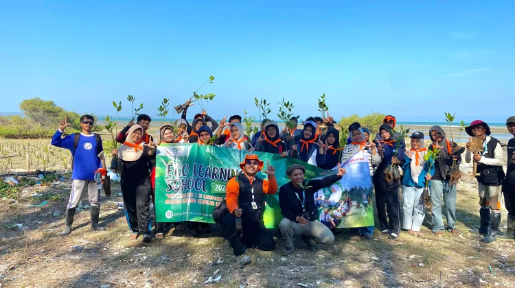 Siswa Tanam 100 Mangrove, Jaga Pesisir Saronggi