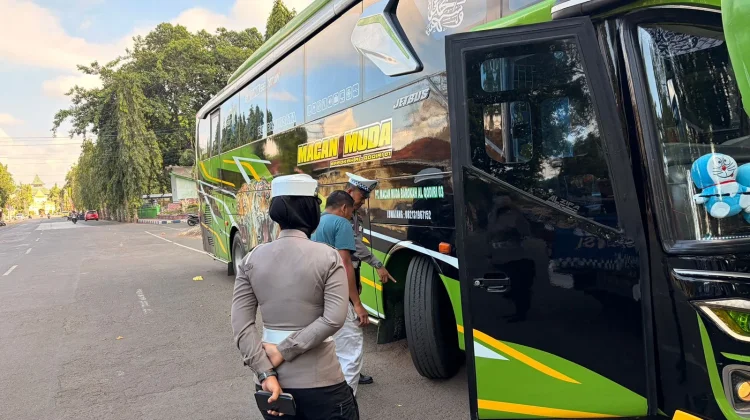 Satlantas Polresta Sumenep Periksa Bus Wisata