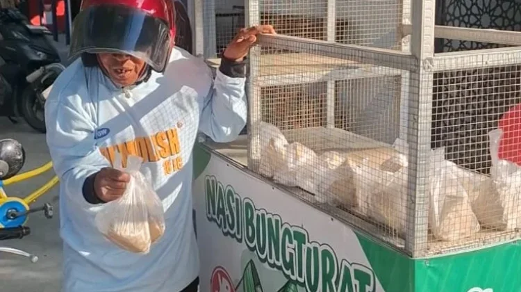 Bentuk Kepedulian, Kita Berbagi Sosial Sumenep Bagikan 75 Nasi Bungkus