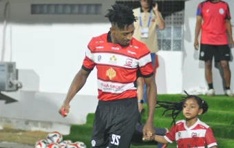 Mendonça Tetap Berseragam Loreng Merah Putih Madura United