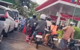 Antrean BBM di SPBU Paberasan Masih Mengular