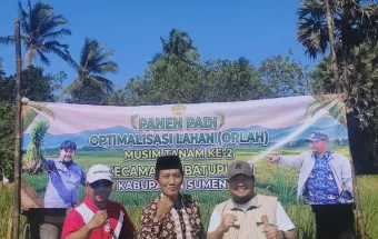 Petani Desa Tengedan Panen di Lahan Oplah