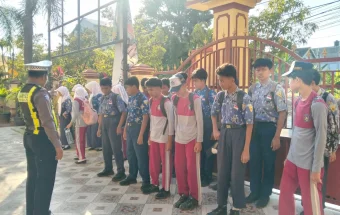 Polantas Menyapa, Sarlantas Polresta Sumenep Tegur Pengendara Tidak Pakai Helm