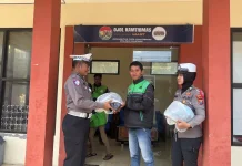 Ojol Terima Helm dari Satlantas Sumenep