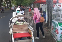 Puluhan Nasi Bungkus Tujuan Akhirat Dibagikan Kita Betbagi Sosial untuk Warga