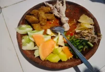 Rujak Siwil Ceker Pedas, Pilihan Cemilan Sepulang Tarawih