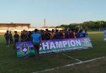Pemberian Hadiah Bagi Juara di Turnamen Antar Pelajar