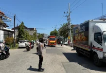 Polwan Polres Sumenep Jaga ke Khusyukan Salat Jumat