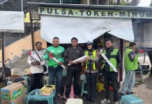 Satlantas Sumenep Bagikan Jas Hujan dan Senter Kepada Ojol