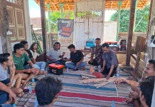 PENS Latih Warga Aeng Tongtong Membuat Kotak Keris dari Bahan Limbah