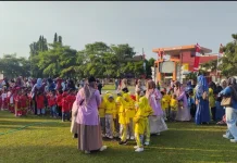 Antusias Wali Murid Antar Anak Latihan Tari Massal"
