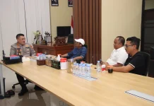 Budayawan Serahkan Keris Kepada Kapolresta Sumenep