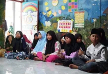 Maknai HUT ke-81 RI, YBM PLN UP3 Madura Bekali 68 Santri dengan Perlengkapan Sekolah