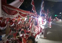 Jalan Trunojoyo Dipenuhi Penjual Ornamen Kemerdekaan