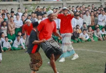 Bermain Bola Bersama Santri di Launching Madura United