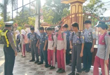 Polantas Menyapa, Sarlantas Polresta Sumenep Tegur Pengendara Tidak Pakai Helm