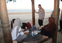 Kapolresta Sumenep Sapa Pengunjung Pantai Lombang