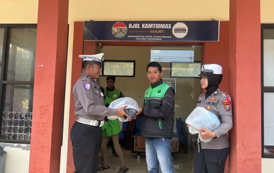 Ojol Terima Helm dari Satlantas Sumenep