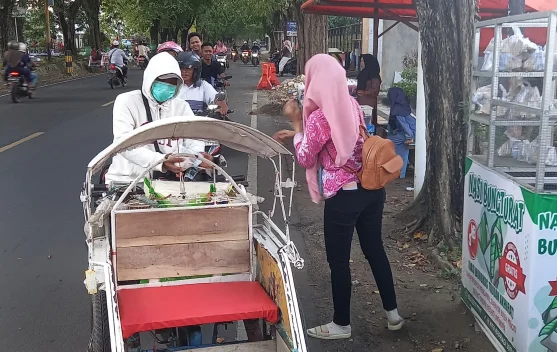 Puluhan Nasi Bungkus Tujuan Akhirat Dibagikan Kita Betbagi Sosial untuk Warga