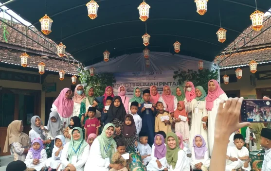 Tanamkan Pendidikan Karakter dengan Berbagi