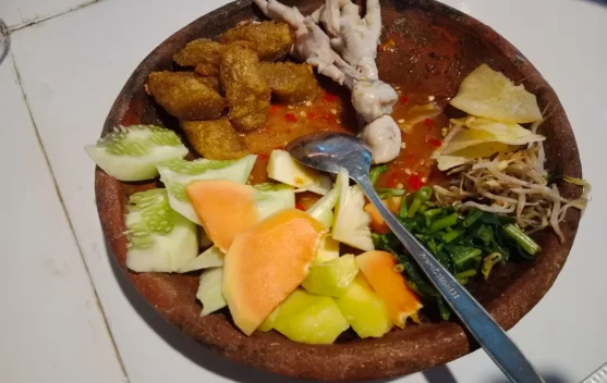 Rujak Siwil Ceker Pedas, Pilihan Cemilan Sepulang Tarawih