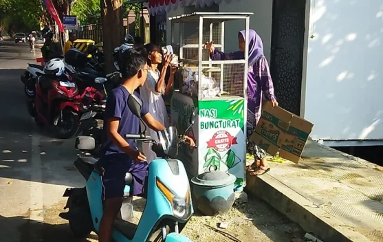 Bentuk Kepedulian, Ratusan Nasi Bungkus Dibagikan Kita Berbagi Sosial Sumenep