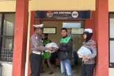Ojol Terima Helm dari Satlantas Sumenep