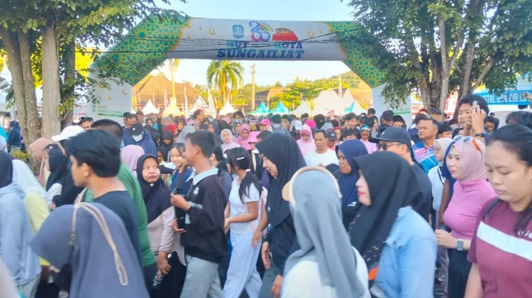 Ribuan Peserta Ikuti Jalan Sehat Peringatan Hari Jadi ke-260 Sungailiat