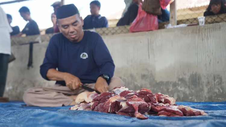 Penyembelihan Hewan Kurban di Rumah Potong Hewan Desa Petaling