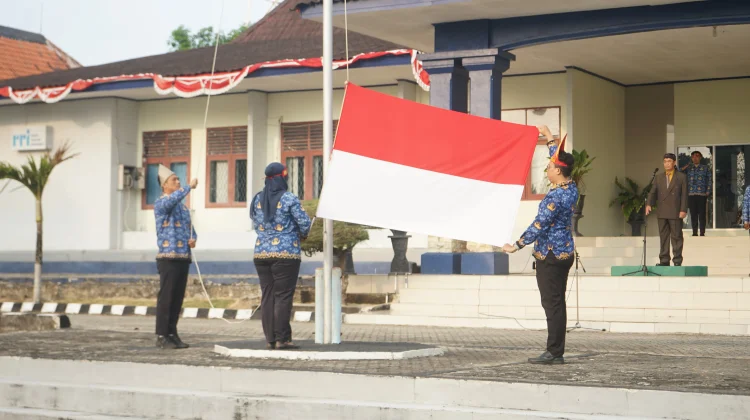 Upacara HUT ke-81 Republik Indonesia di LPP RRI Sungailiat