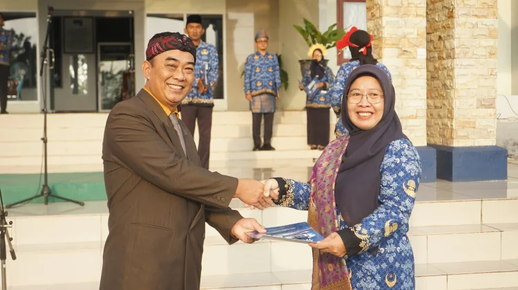 Upacara HUT ke-81 Republik Indonesia di LPP RRI Sungailiat