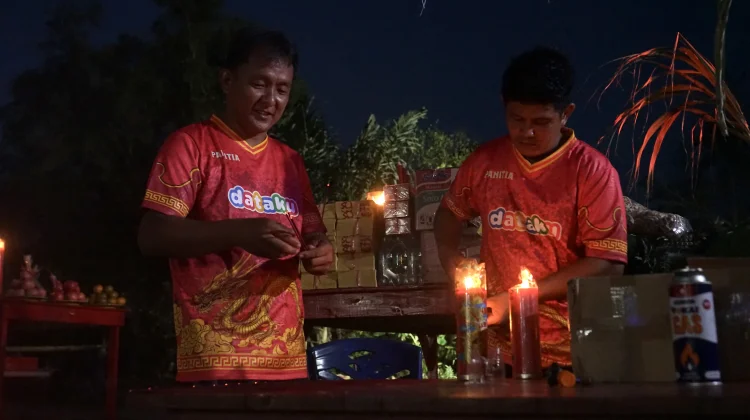 Tradisi Sembahyang Rebut di Kelenteng Pak Kung Ciong