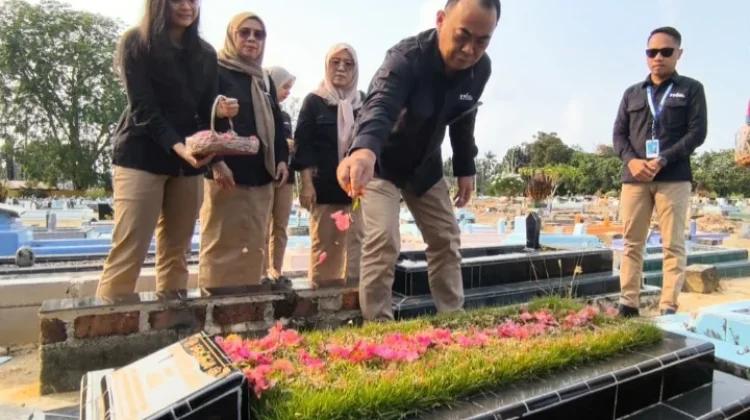 Pegawai RRI Sungailiat Ziarah ke 5 Makam Karyawan di TPU Paritpadang Sungailiat