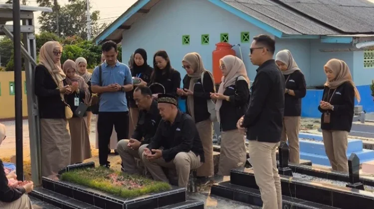 Pegawai RRI Sungailiat Ziarah ke 5 Makam Karyawan di TPU Paritpadang Sungailiat